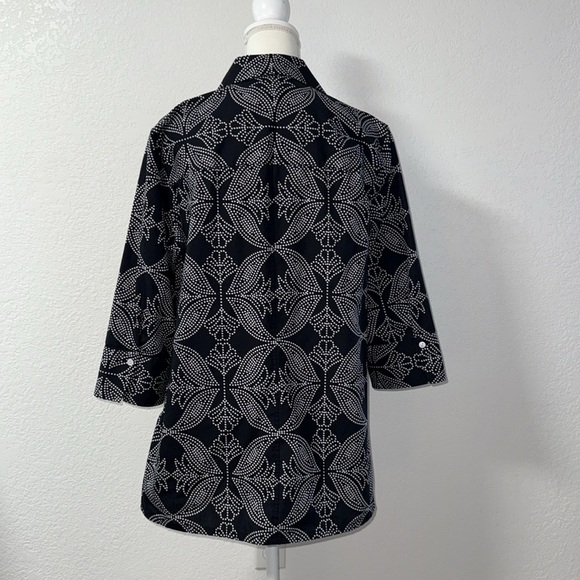 WRINKLE FREE Elegant Black and White Women's Top - Picture 3 of 7